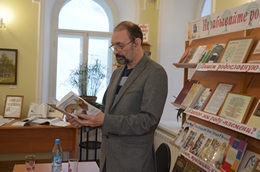 М. А. Тарковский читает отрывки из своей книги в Енисейской библиотеке